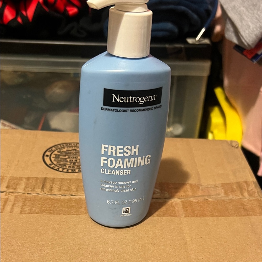Neutrogena Fresh Foaming Cleanser in Light Blue